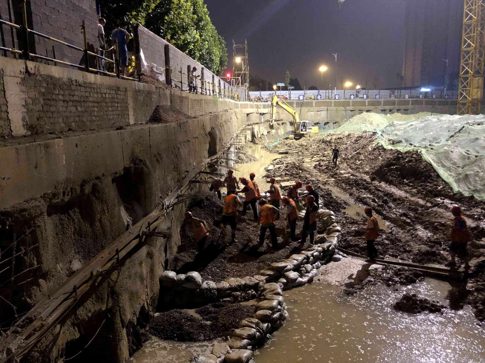 党员干部和志愿者通宵奋战堵管涌,险情已得到控制
