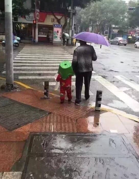 冷冷的冰雨在臉上胡亂地拍.