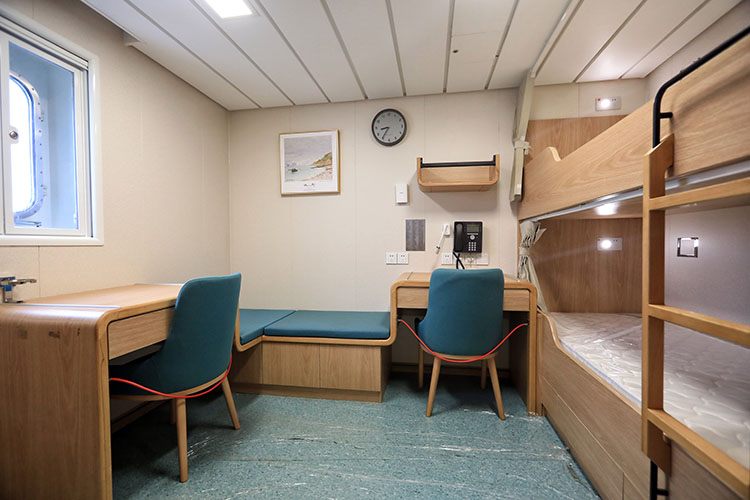 首艘国产极地科考破冰船雪龙2号交付使用组图