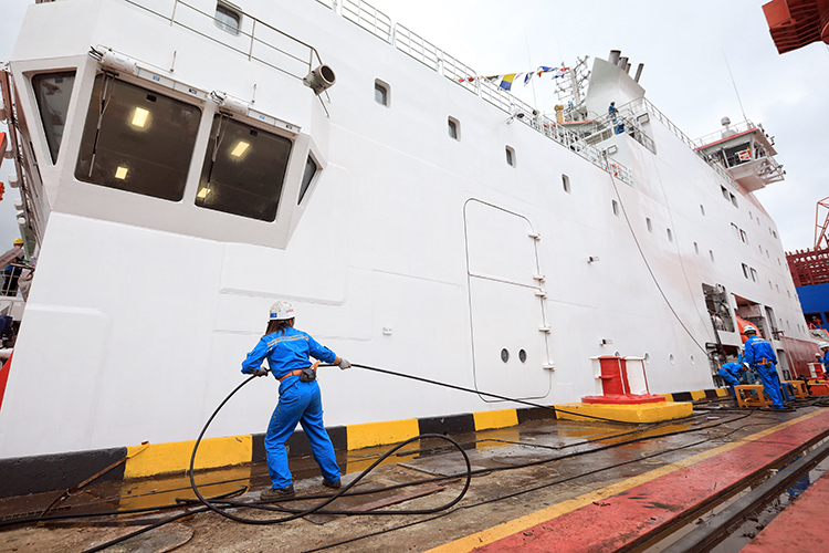 首艘国产极地科考破冰船雪龙2号交付使用组图