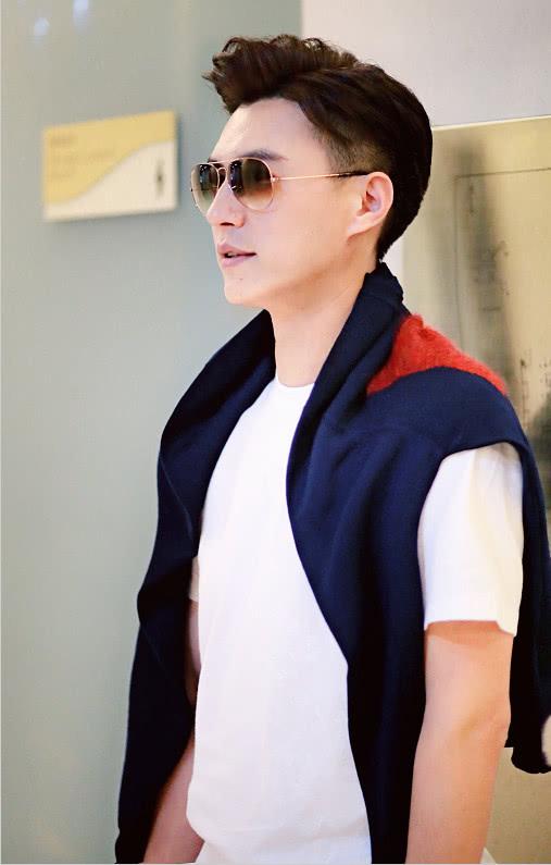 靳东身穿白色体恤搭配黑色长裤现身机场 戴深茶色墨镜自带的气场