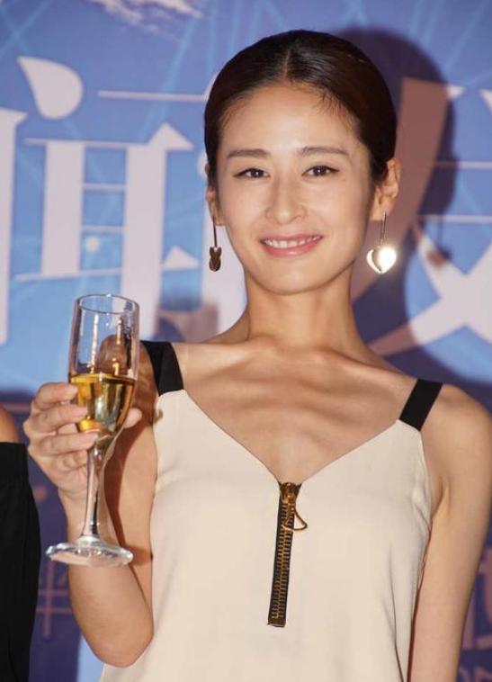 颖儿和papi酱竟是同班同学看了这张旧照全班确实是颖儿最好看