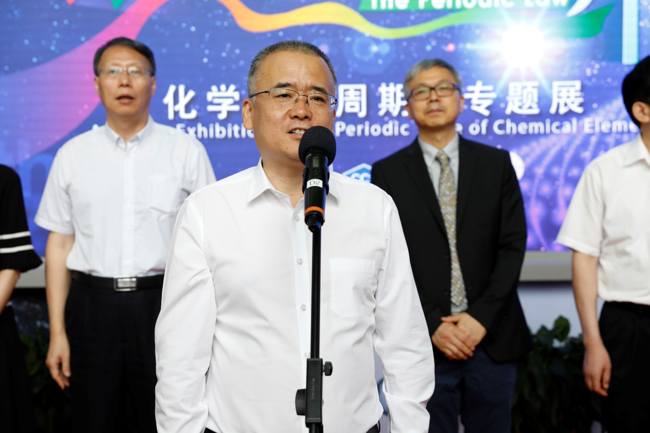 (孟庆海书记宣布展览开幕)据了解,此次展览展示面积1500平方米,展品70