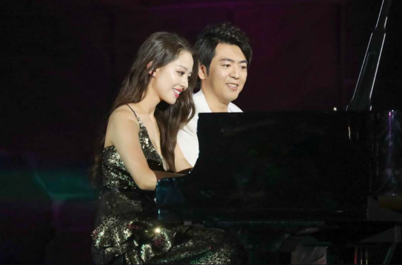 郎朗与新婚妻子四手连弹助阵《狮子王》首映