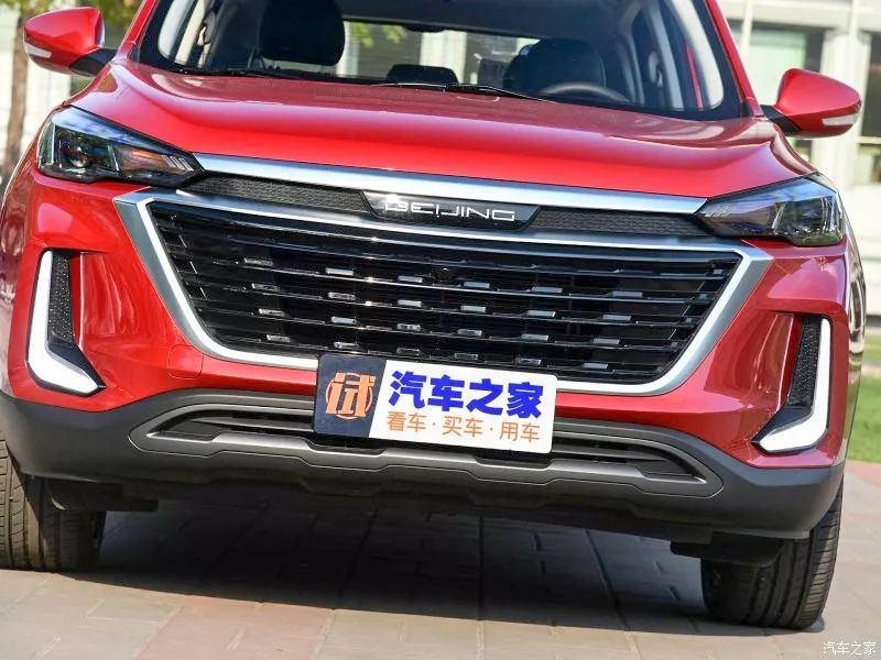 智达x3全系提供中控大屏,carlife,led远近光灯以及后排空调出风口等