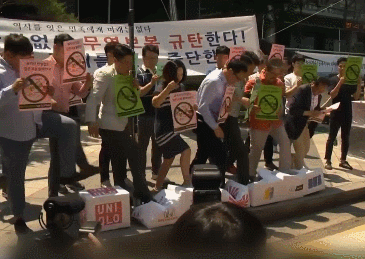 7月5日，韩国抗议人群集结在日本驻韩大使馆外，踩瘪印有日企商标的纸箱泄愤