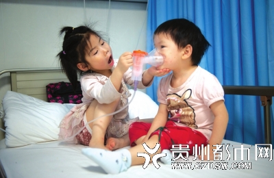 姐姐(左)照顾妹妹。贵州都市报 图