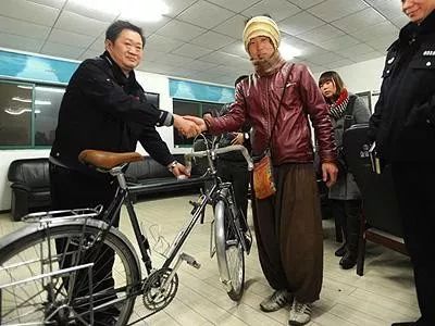 2012年,一名日本騎車環球旅行者在武漢“弄丟”了自行車,武漢警方迅速找回