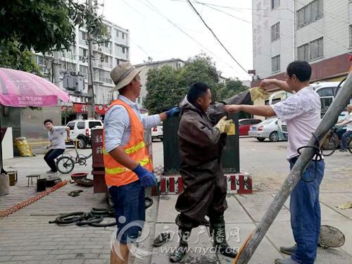 南阳城区下水道清掏工:40度高温下疏通城市"血管"