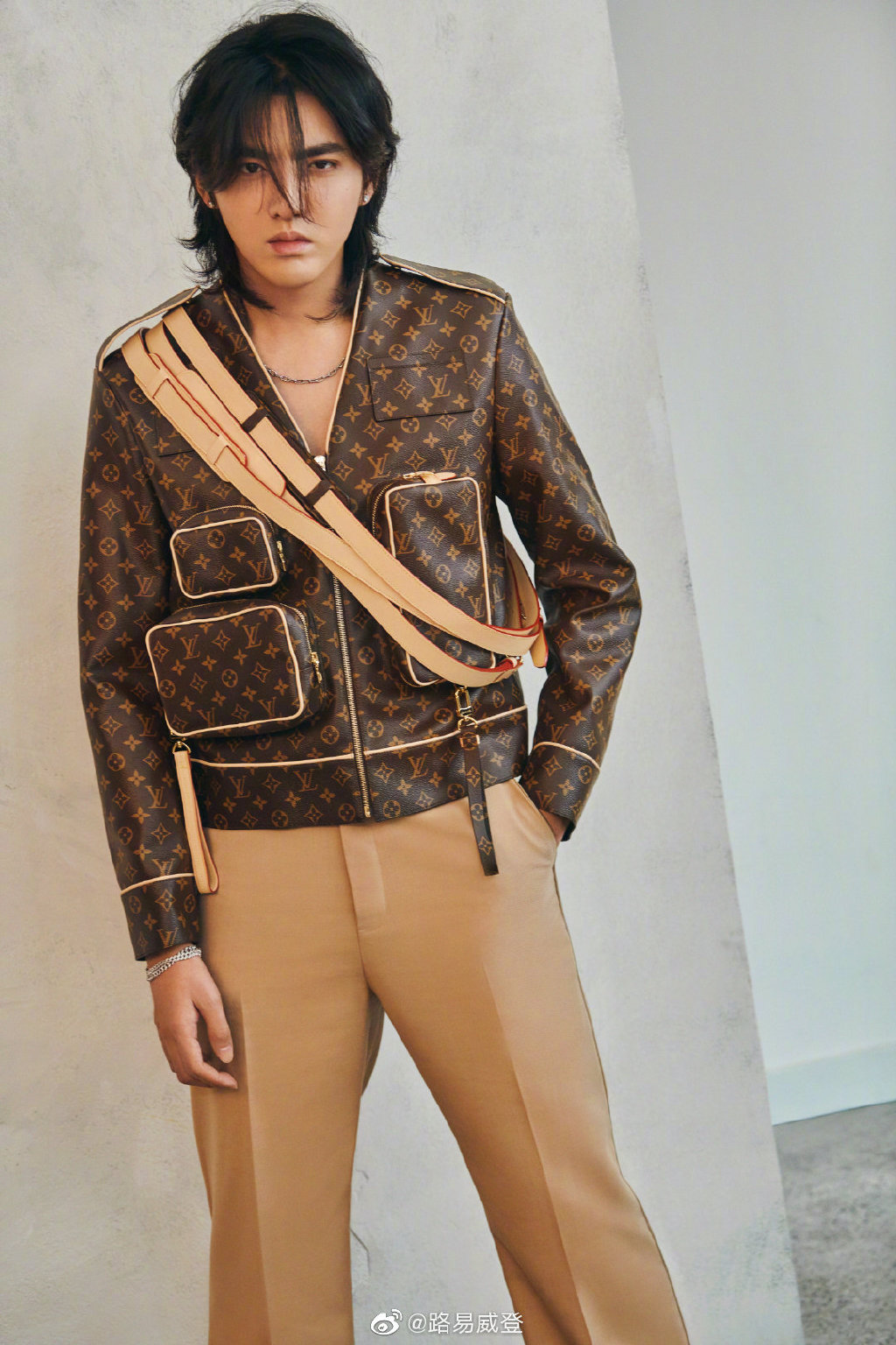 吴亦凡背着六个lv包男装实用主义正回归