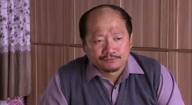 其实除了台词,表情,动作之外,谢广坤的头发也是有演技的,也带动着剧情