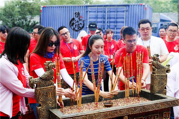 外表青春靓丽的陆烟近年来一直活跃在影视圈中,她的邻家小姐姐形象