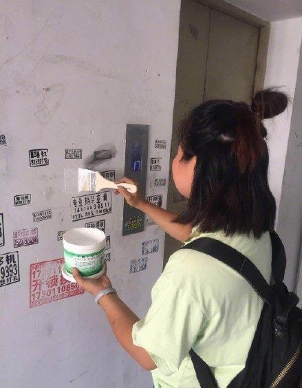 女子贴小广告被抓 物业要求刷楼道墙体三小时后才离开