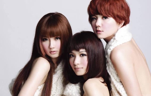 田馥甄早年随着she组合在台湾出道而且一出道就火遍内地,是当时最红的