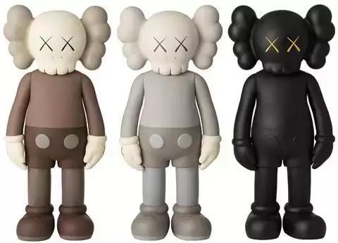 它的来头可不小:2019年初kaws与dior的联名合作款公仔售价达到了7500