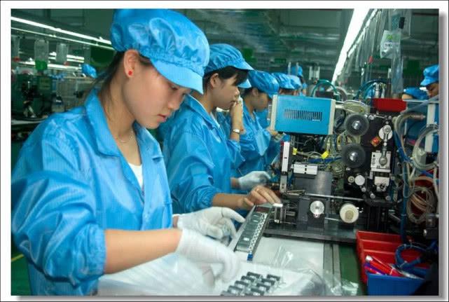 大学生被一车车拉进富士康当暑假工,他们一个月能拿多少工资?