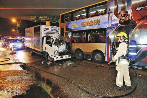 7月11日，香港九龙湾一辆货车疑因刹车不及，撞上一辆公交车，货车车头严重损毁。图片来源：香港《明报》/樊锐昌 摄