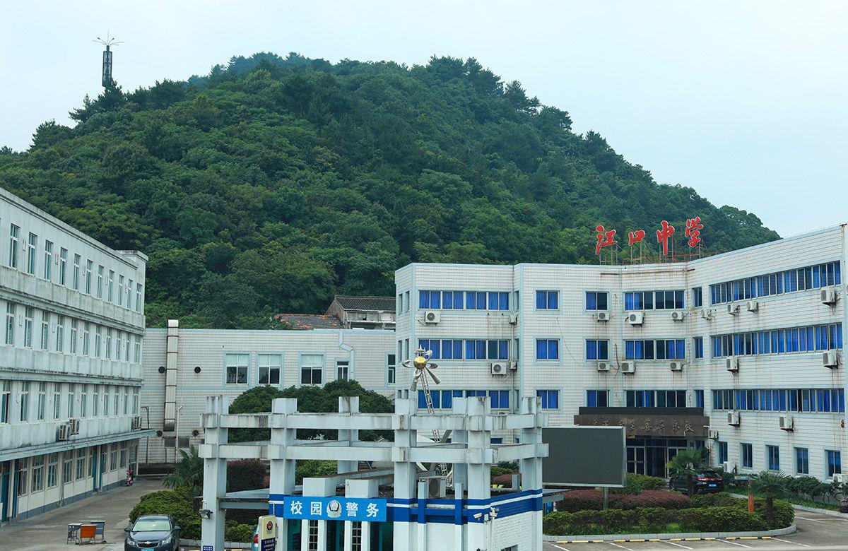 宁波市奉化区江口街道,江口中学背后,有一座小山,名叫甬山.