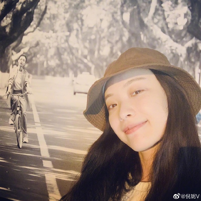 7月12日凌晨,倪妮在微博晒出一组自拍照,并配文称"哦,我的自拍.