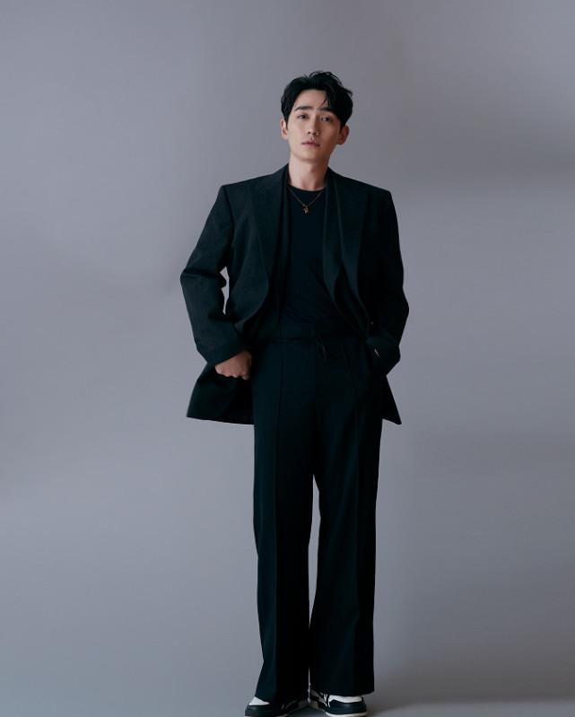 朱一龙一身黑色经典西装出席活动 时尚表现力超强!