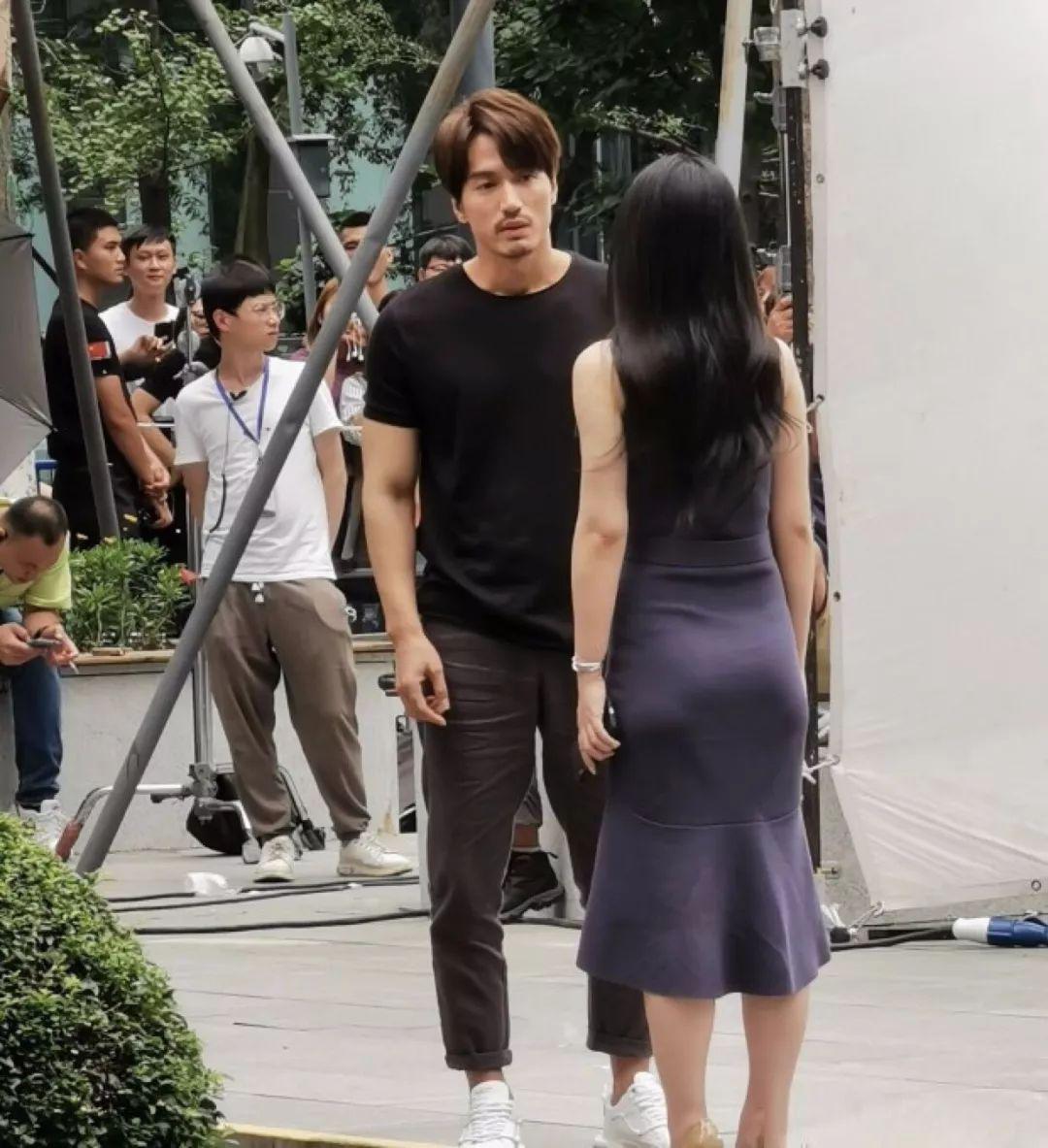 言承旭柳岩拍戏被偶遇,路人镜头下柳岩暴露身材短板,小粗腿明显