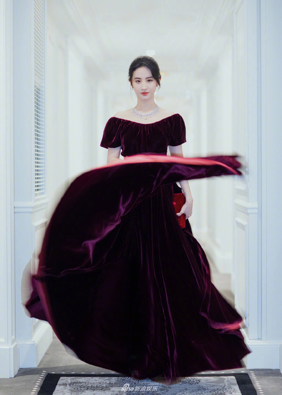 刘亦菲红丝绒礼服亮相艺术展 银色镶钻高跟鞋高贵优雅