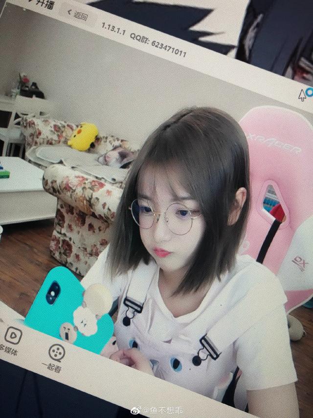 lol:虎牙包子直播找女陪玩,直播间满屏弹幕都是:鱼不想乖?