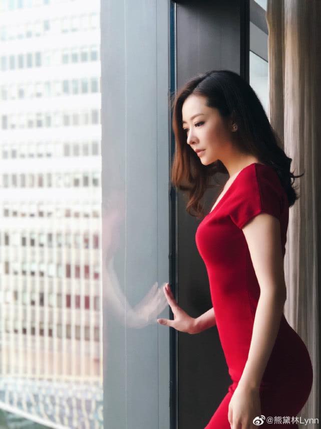 熊黛林晒近照摆迷人pose,身穿红裙秀好身材,平坦小腹太抢镜