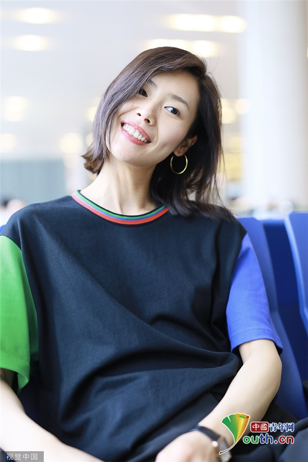 短发"大表姐"刘雯玩回眸杀撩人于无形