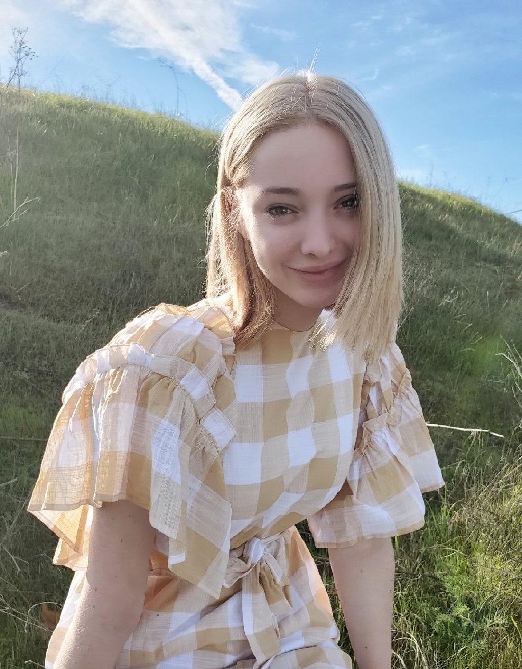 艾玛杜蒙特个性帅气的北极星紧身上衣搭配皮裙秀出完美身材