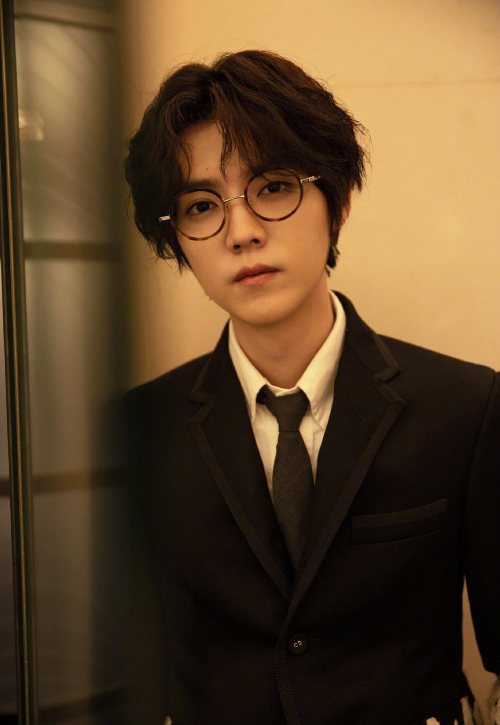 鹿晗从花样少年到成熟男人,黑金色西装配大背头,展现硬汉气质