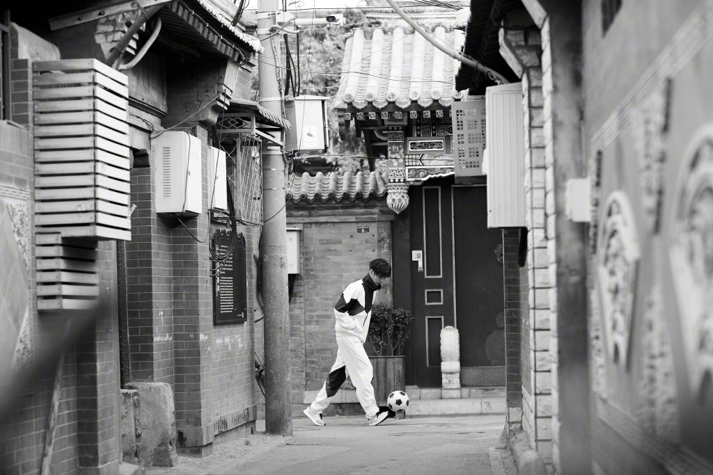 鹿晗从花样少年到成熟男人,黑金色西装配大背头,展现硬汉气质