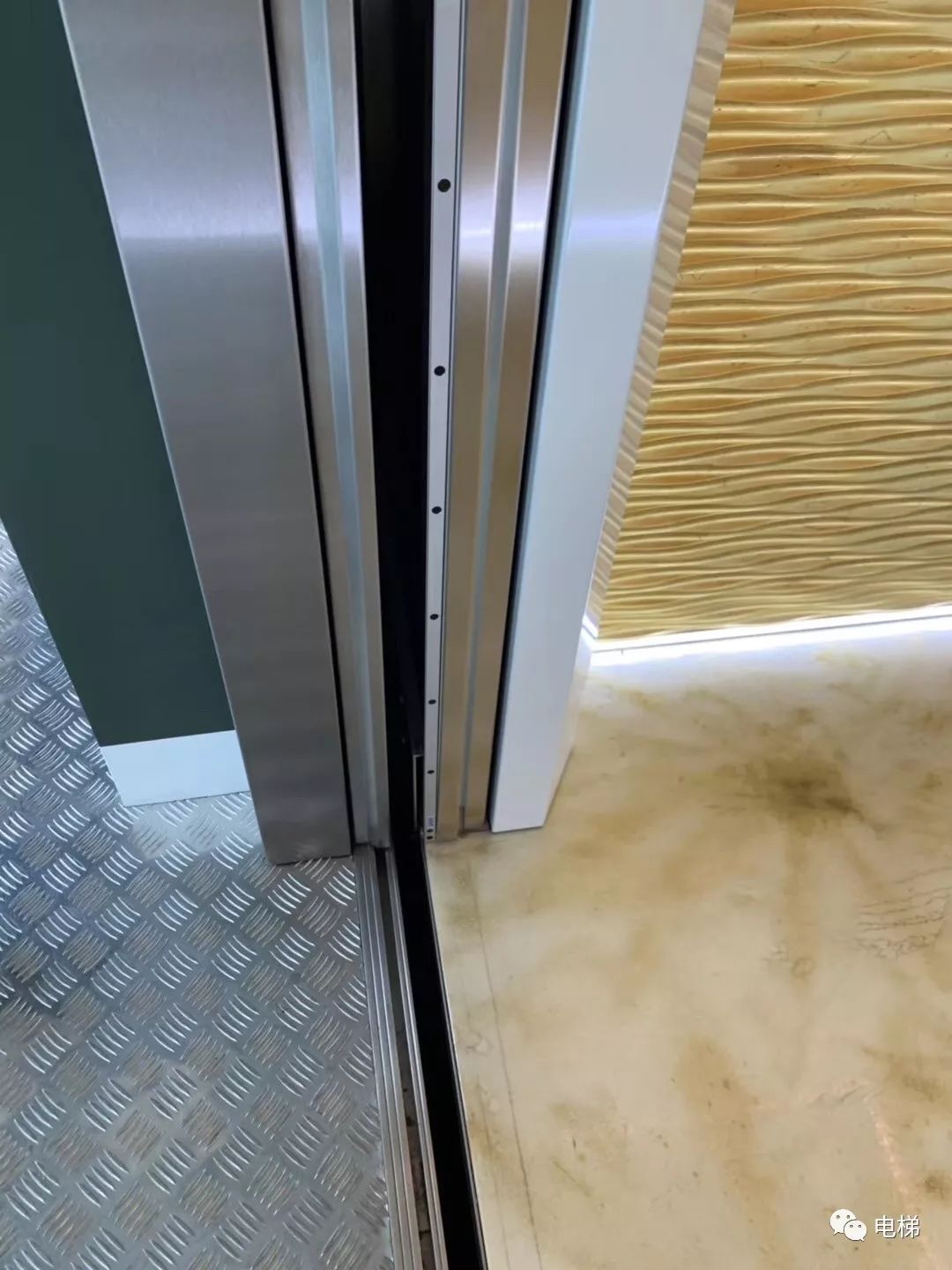这家电梯无轿门地坎!__财经头条