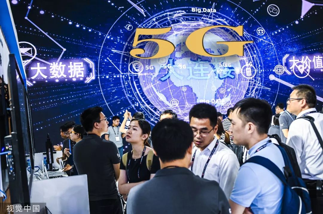 ▲2019年6月27日，上海，MWC19上海展，观众在5G大屏幕前体验5G信号。