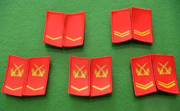 首先,红色肩章是新兵的意思.只有新兵入伍才会佩戴红色肩章.