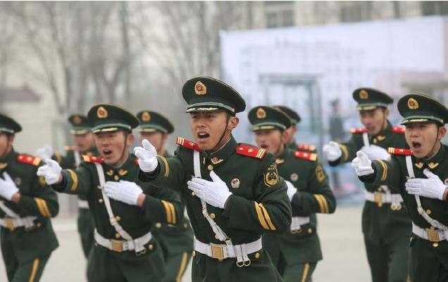 武警常服上的红色肩章是什么意思