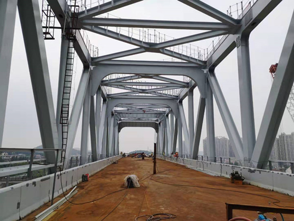 48小时内架设80米长的钢桁架重1156吨连镇铁路联络线跨五凤口高架最高