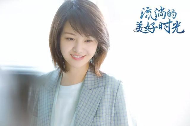 郑爽晒素颜照回应演技争议,坦言接受观众的质疑,却获众粉丝力挺