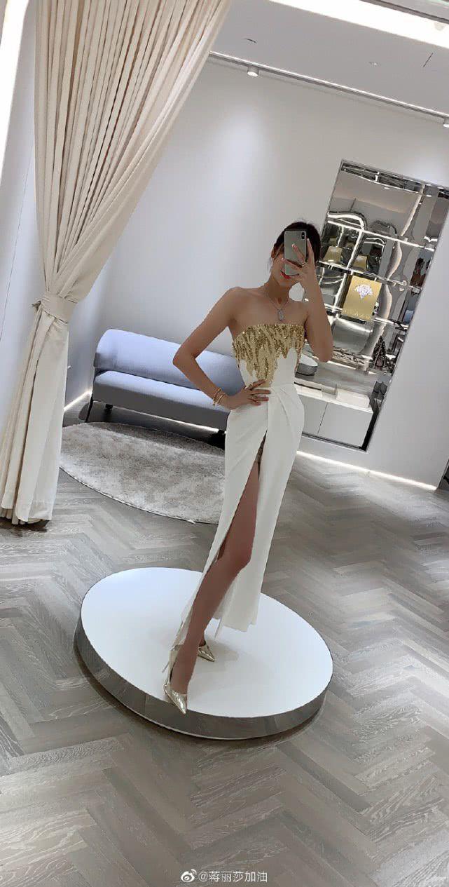 陈浩民娇妻蒋丽莎晒深v露背装美出新高度自称不潮不去逛街