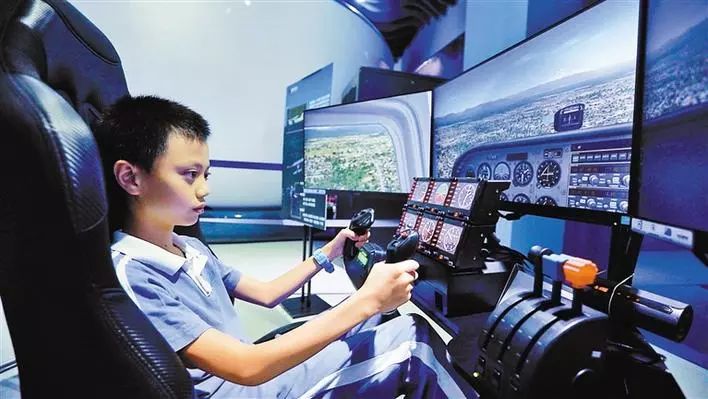 真飞梦想航空体验馆的学员徐崇瑜正在模拟飞行轻型飞机.你心动了吗?