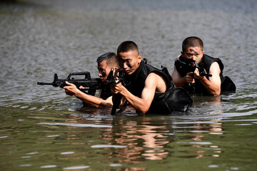 警法最前线北京反恐特警魔鬼周纪实烈日炎炎挑战极限