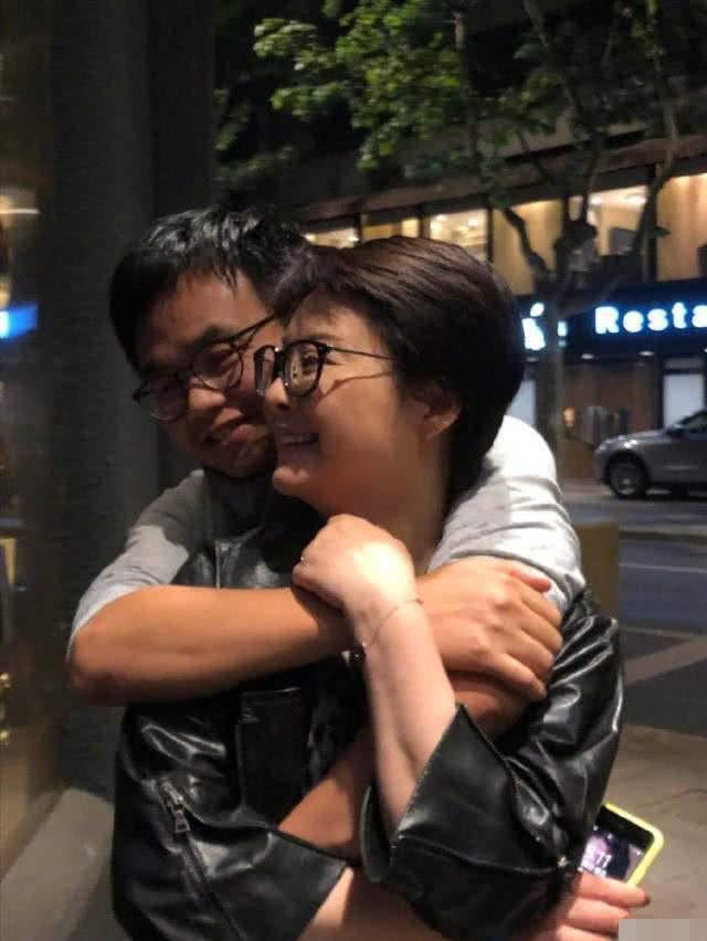 袁立和老公玩浪漫将昔日恩爱照片做成书暗示要相爱一辈子