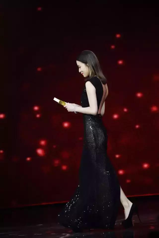 秦岚鞋跟25cm,杨幂脚背变形,baby怀孕穿恨天高,女星为了美真拼