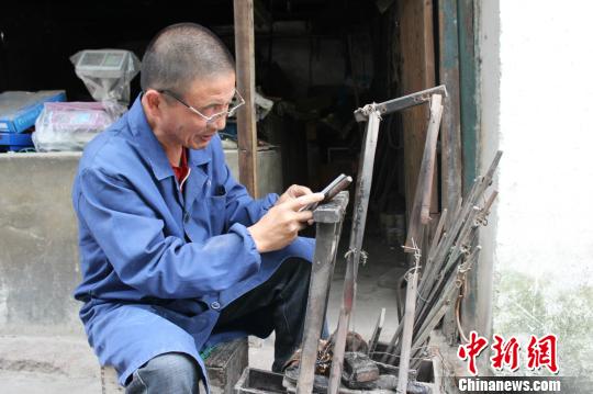 百年只做"良心秤" 三代制秤人用杆秤秤量人心