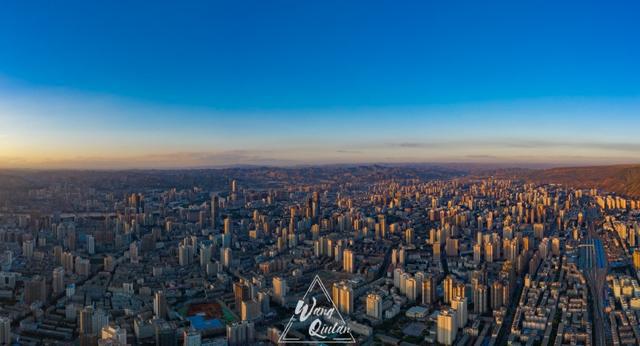 皋兰山之上的兰州城夜景,仿佛太平山顶俯瞰香港中环
