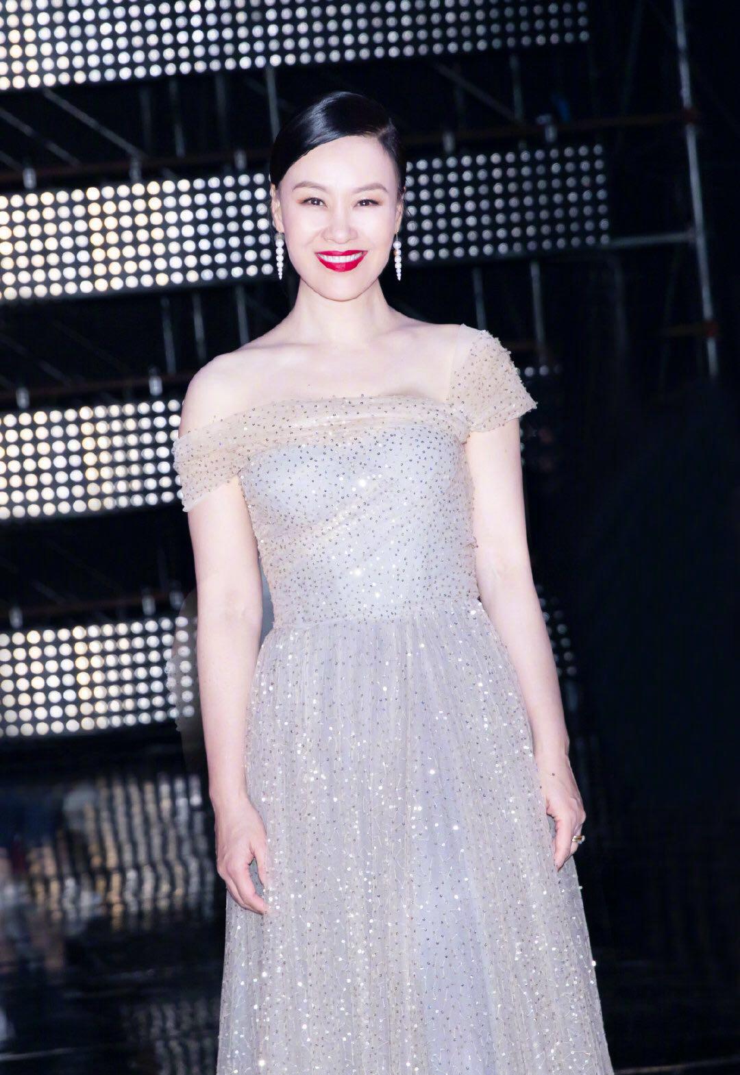 邬君梅穿薄纱仙女裙,优雅大气,还和angelababy陈法拉撞了衫
