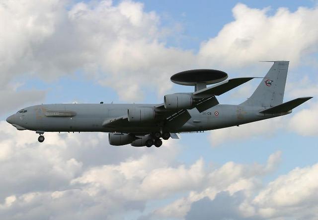 美军一架预警机空中起火迫降,所幸机组人员全部安全逃生