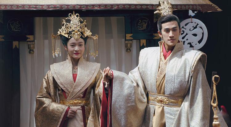 白发中容乐的五个正装造型王妃皇后虽美却不如犹抱琵琶半遮面