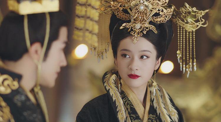 容乐以和亲公主的造型出现在北临朝堂的时候,是用面具遮着半张脸的.