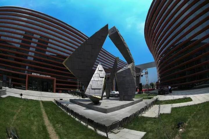 嘉善"两馆"雕塑"绽放"全国十大"公共艺术奖"